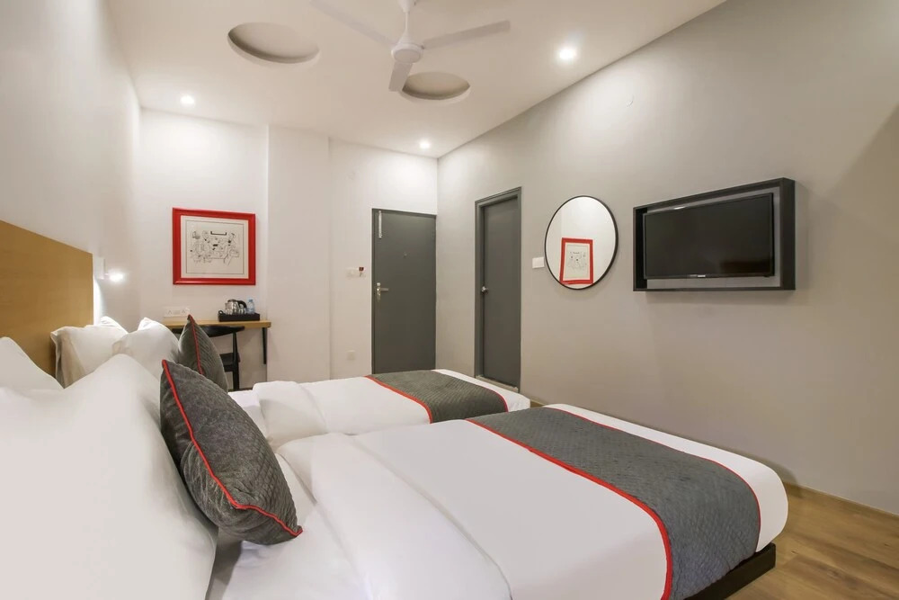OYO Townhouse 180 Sant Regency