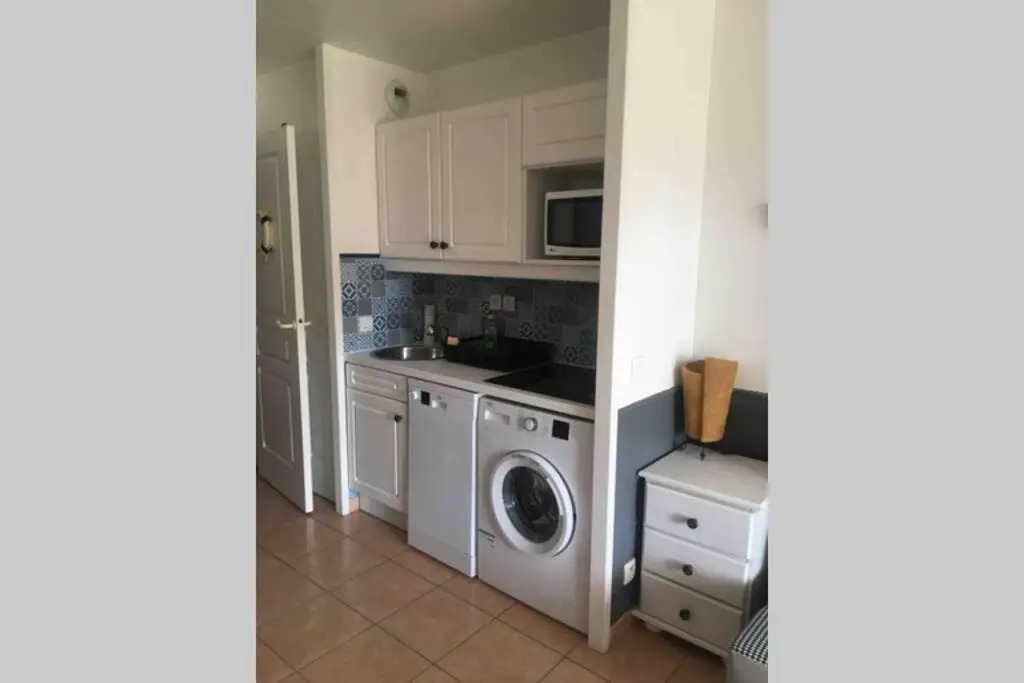 Appartement T2 avec piscine a 100 m de la plage