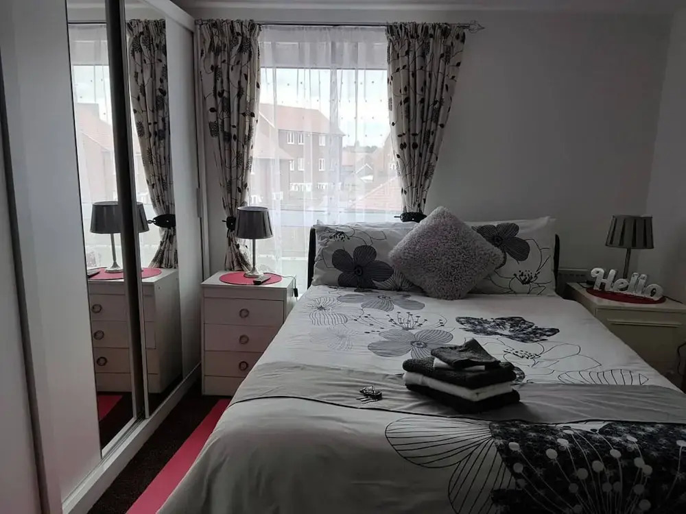Modern Apartment Minutes From Central London, UK