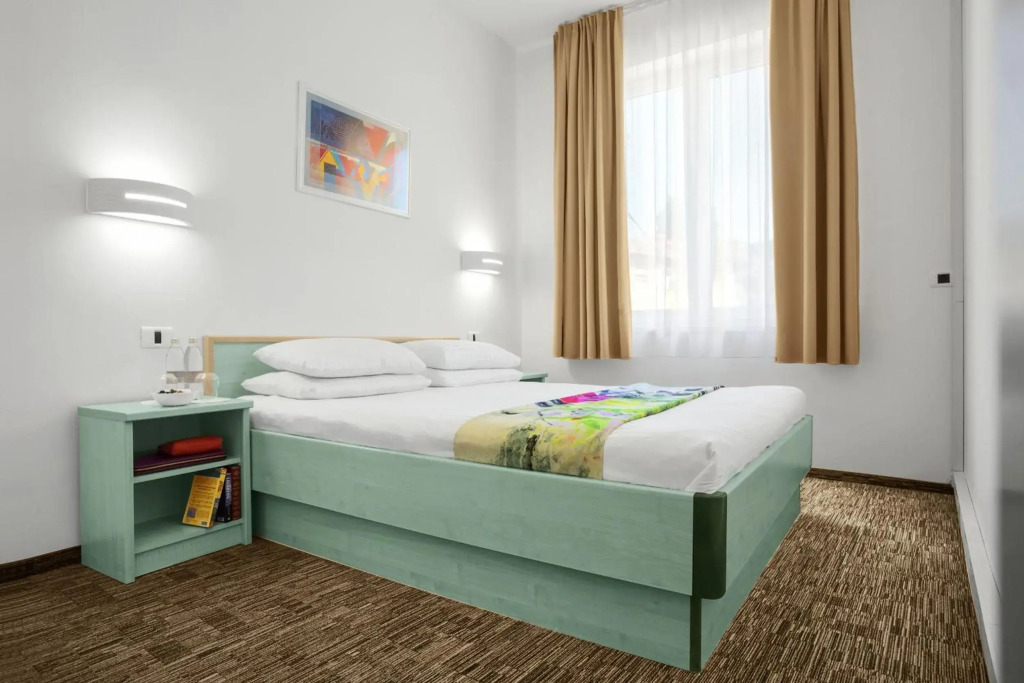 Lipa, Hotel & Bistro