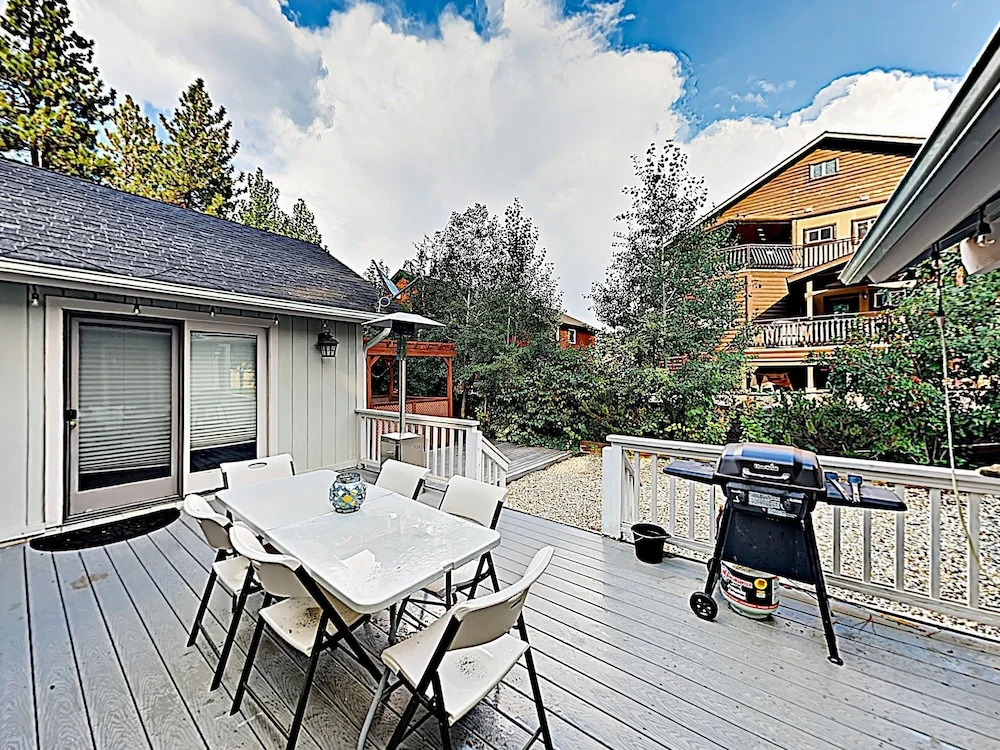 Custom W/ Hot Tub & Garage 4 Bedroom Home