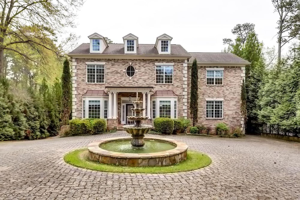 Luxe Gated Fenced Buckhead 6BD 8 5bth Sleeps 12