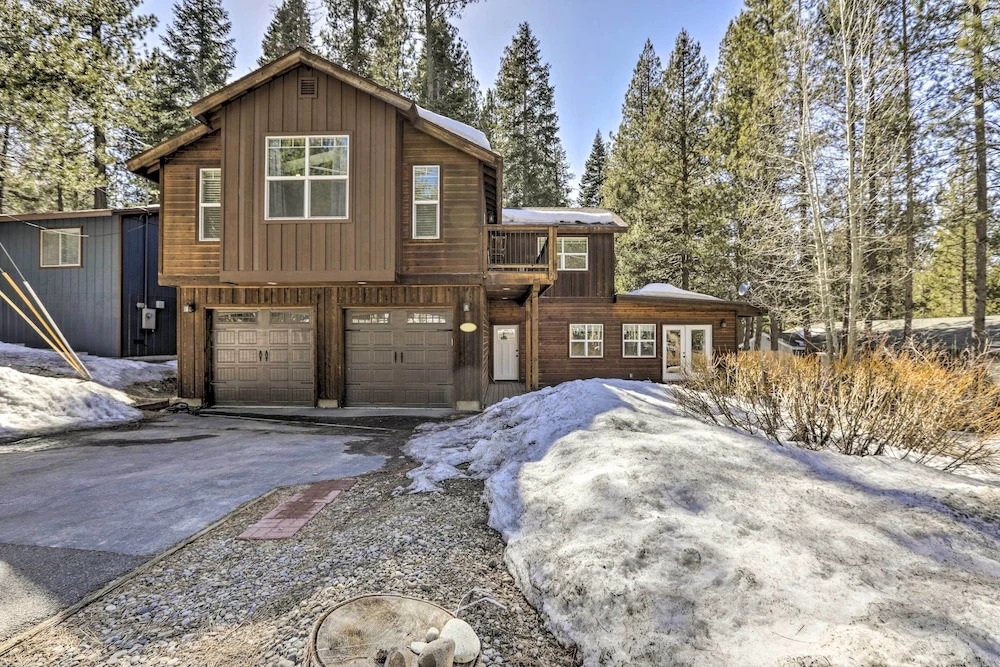 6 Mi to Lake Tahoe: Home w/ Hot Tub & Views!