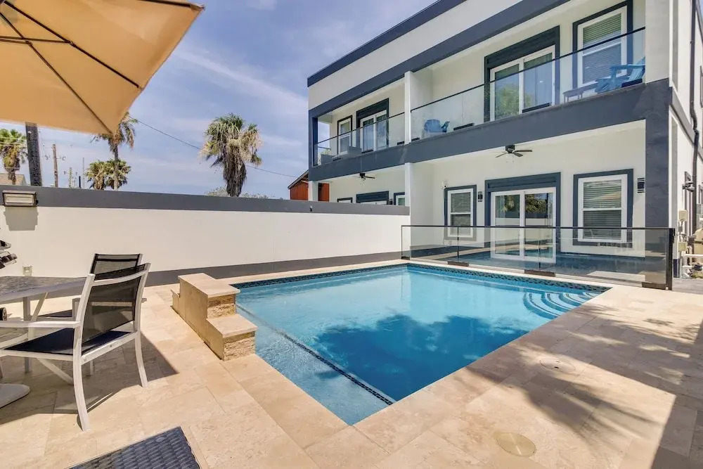 South Padre Island Retreat: Private Pool!