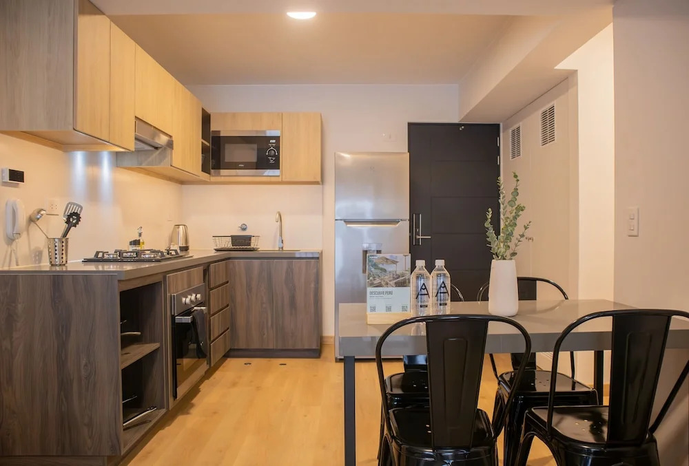 w Magnificent 2BR w/ Balcony in Miraflores