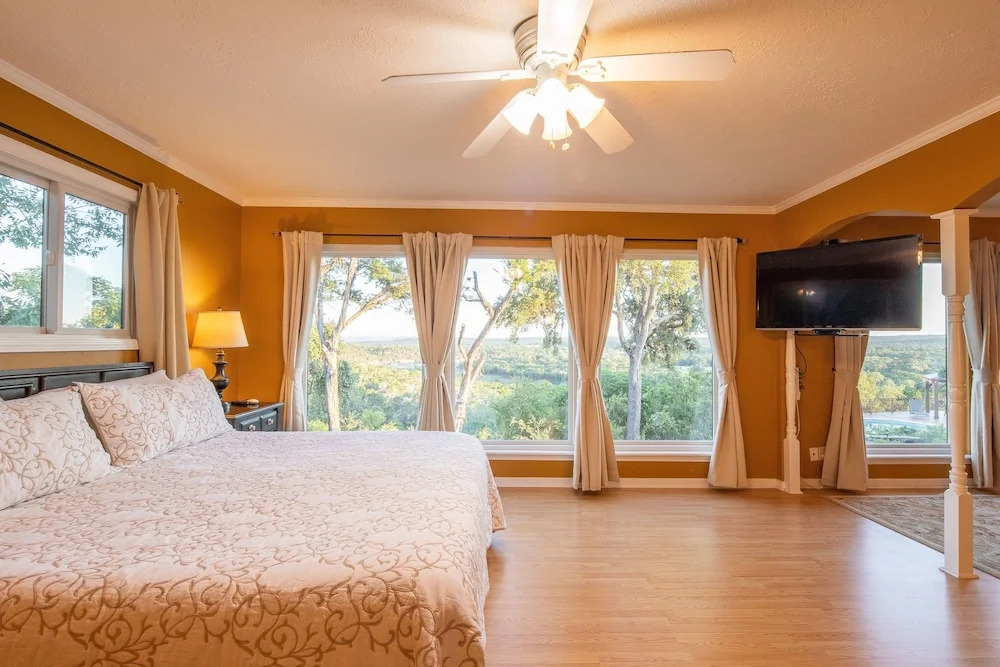 111 Wimberley - 6 Bedroom Home
