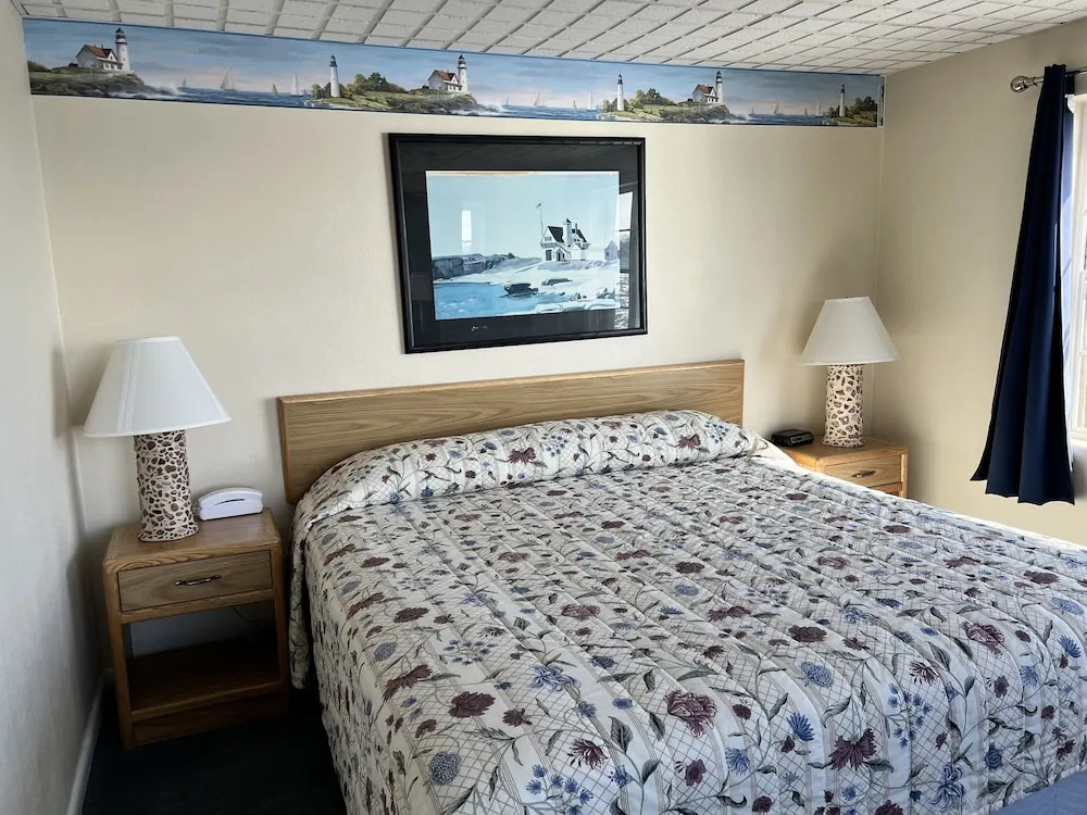 The Shoreline Inn