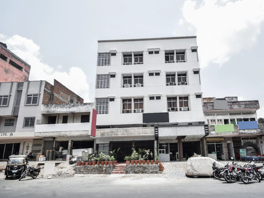 OYO 15212 Hotel Seema