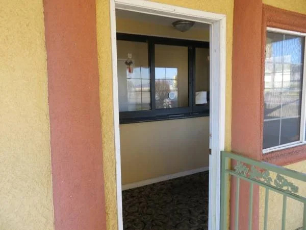 Delmonico Inn & Suites