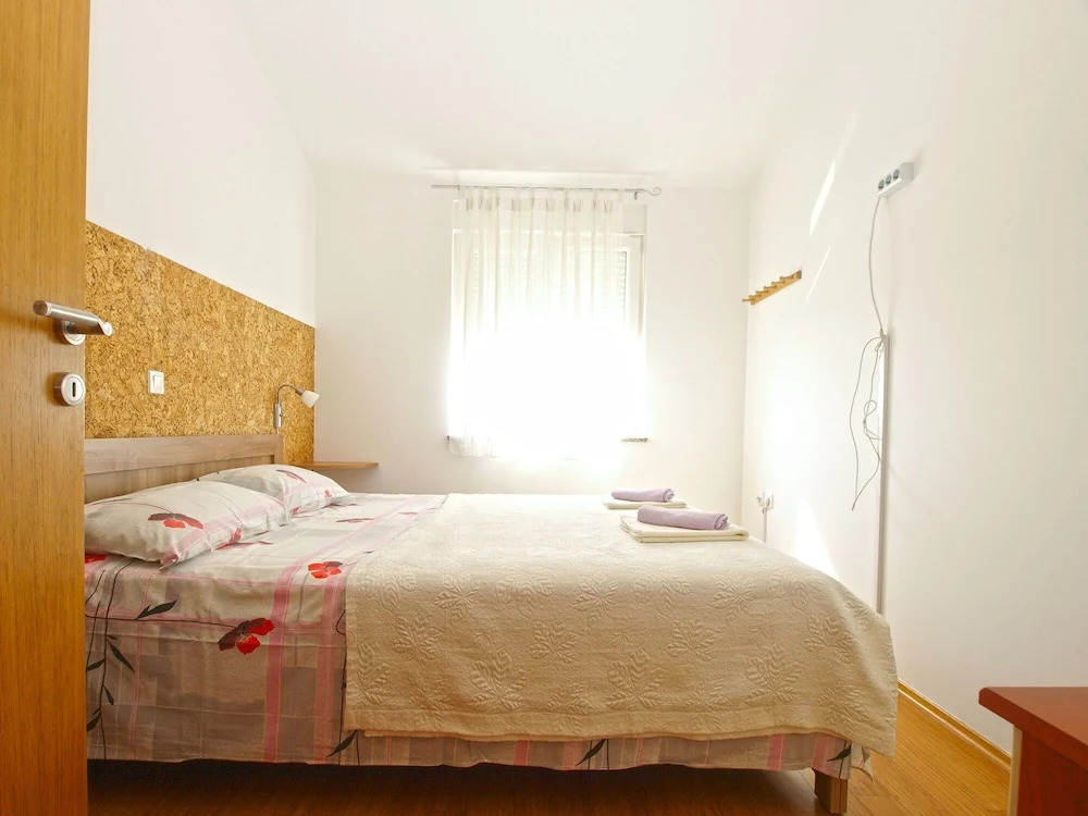 Apartment 1932