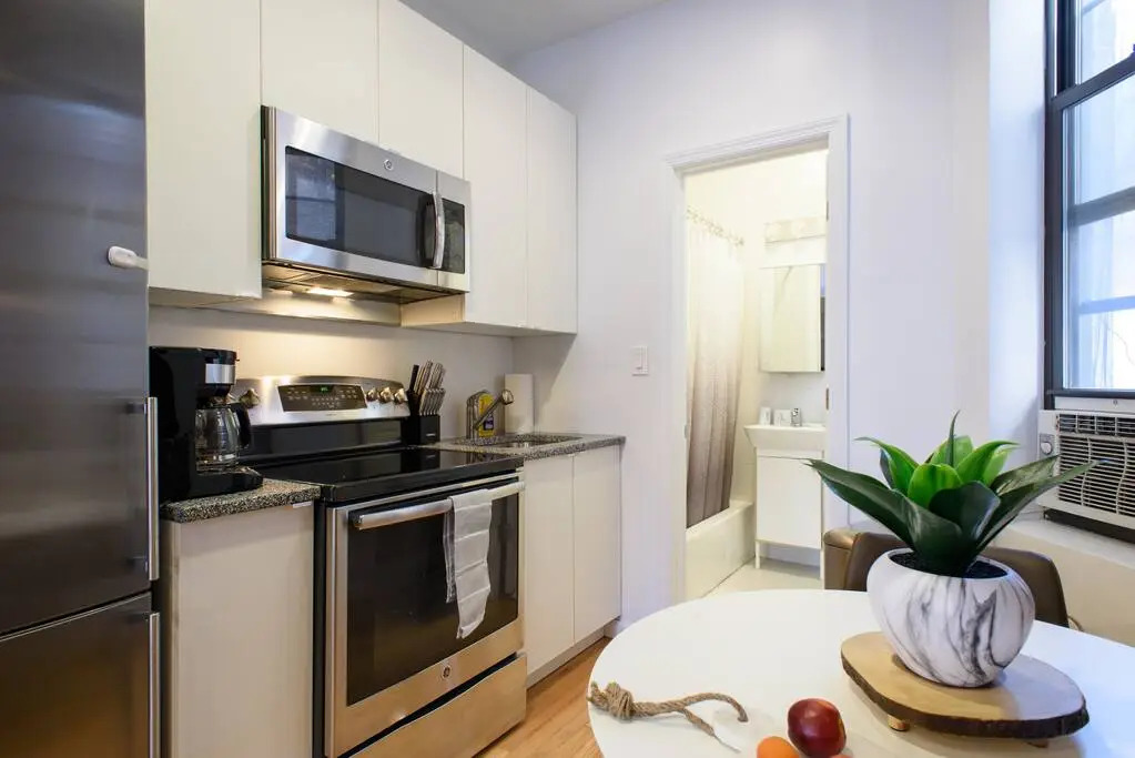 83-3w UES Central Park Newly Furnished XL Studio