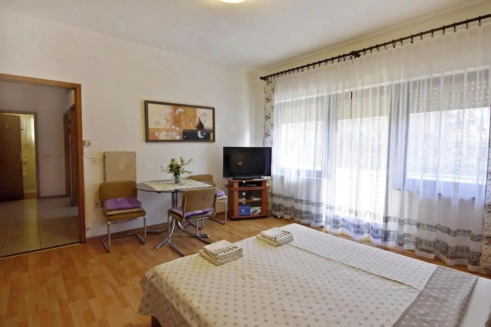 Spacious Apartment With Parking