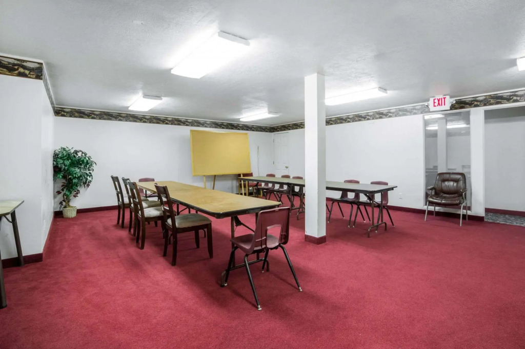 Super 8 Whitehall
