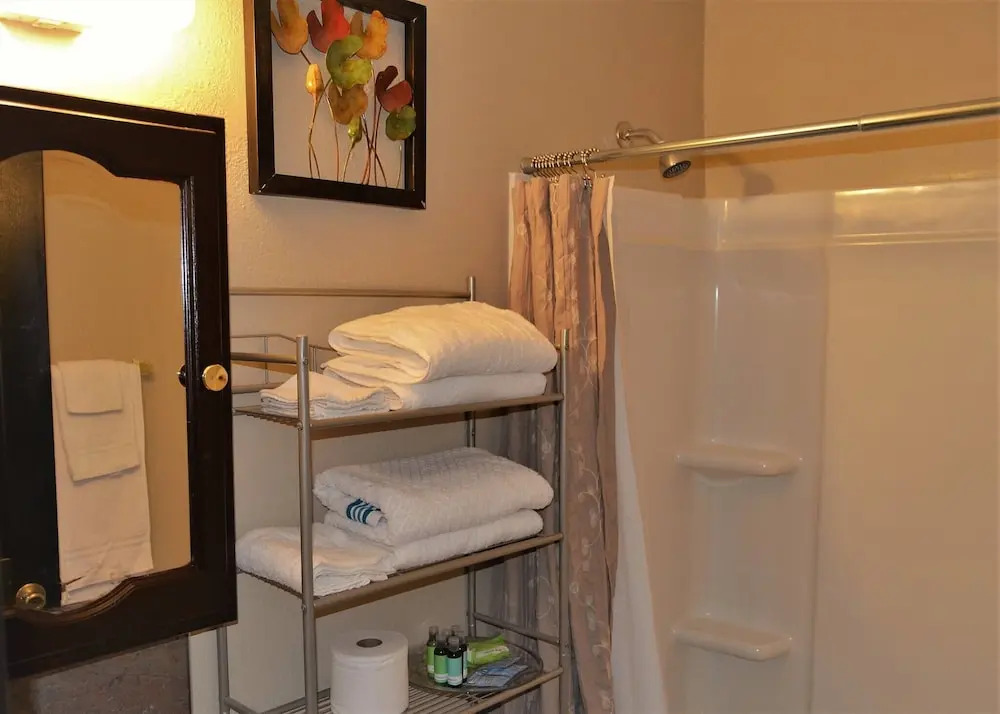 Urbana the Charming Well-lit two Bedrooms Apartment