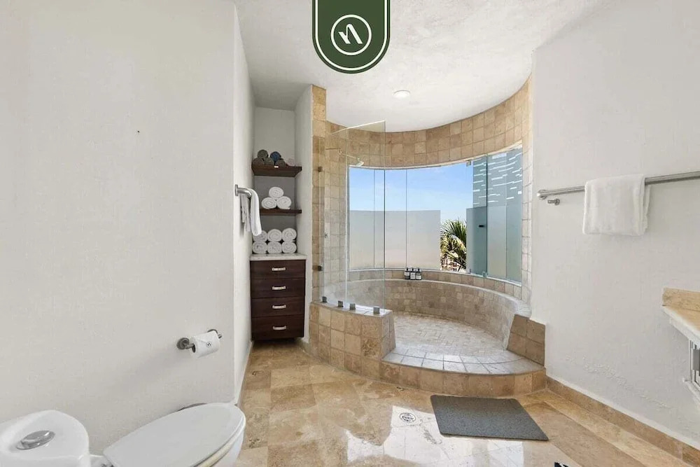 Stunning 2 BR Condo - Oceanview Terrace - Downtown