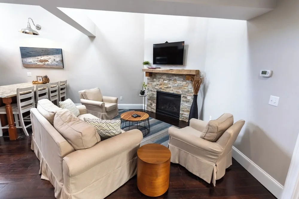 The Newport Lofts - 546 Thames Street