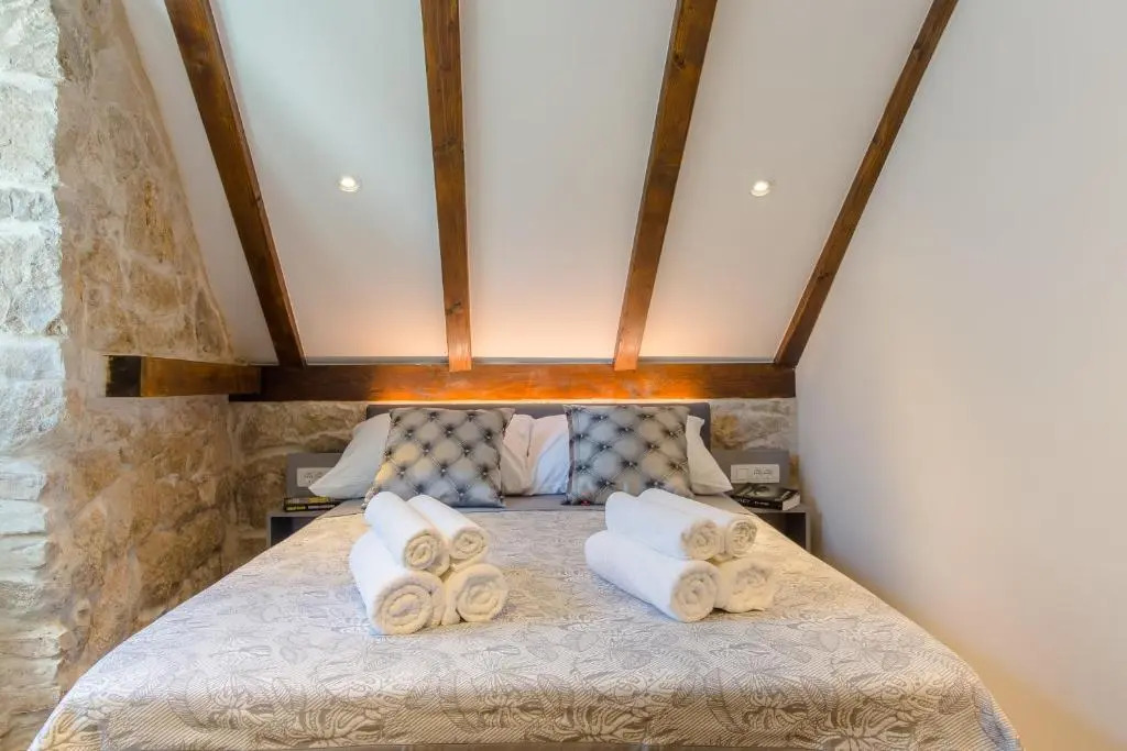 Luxury Apt Petra in 400 year old stone house 4+2