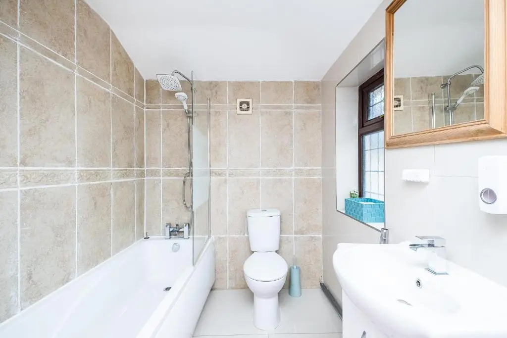Spacious Dagenham 4Bedroom House with Parking