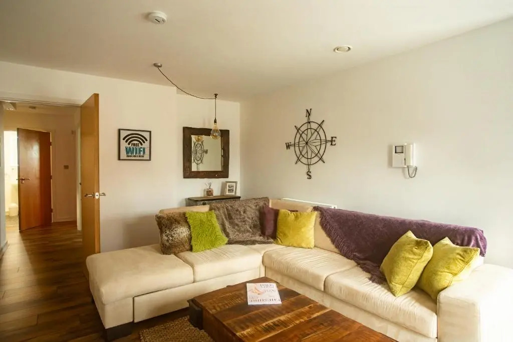 Chester railway station luxury apartment - sleeps 4 & FREE parking!
