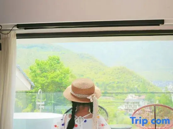 Shili Yunshe · INS Designer's Light Luxury Hot Spring Resort & B&B (Anji Yunshang Grassland Branch)