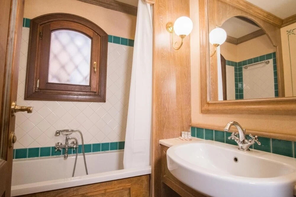 Beautiful Giardino Degli Oleandri 2 Bedroom Apt Sleeps 6 Plus a Child-childs bed