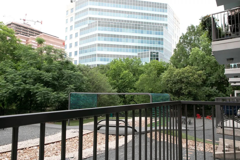 WanderJaunt - Luxe Downtown Austin Apts