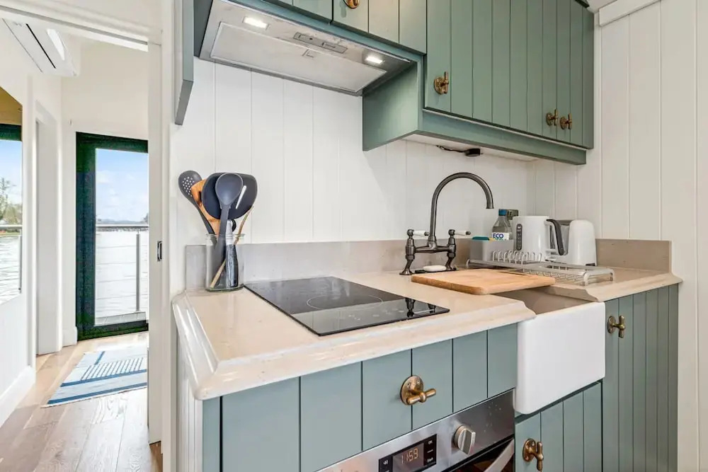 Ondine Houseboat on the Thames - From 160 Per Night
