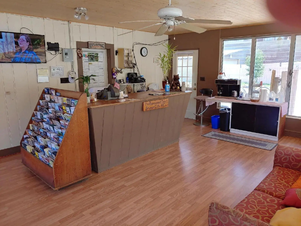 RoseWood Inn