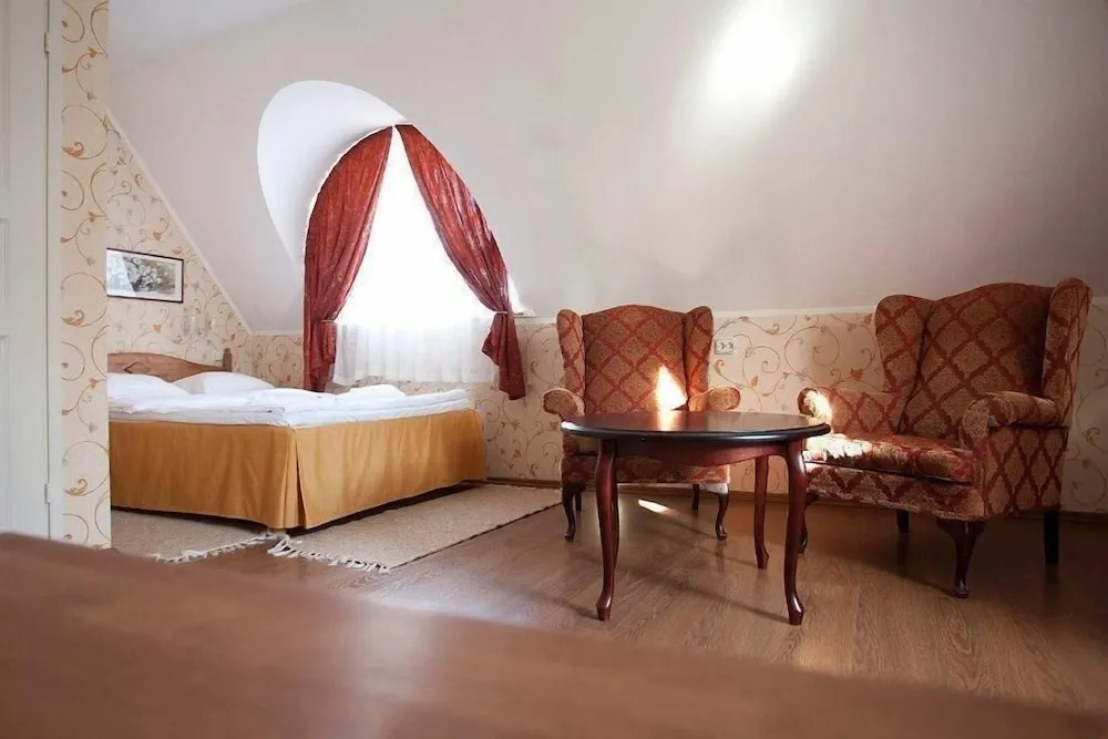 Saka Manor