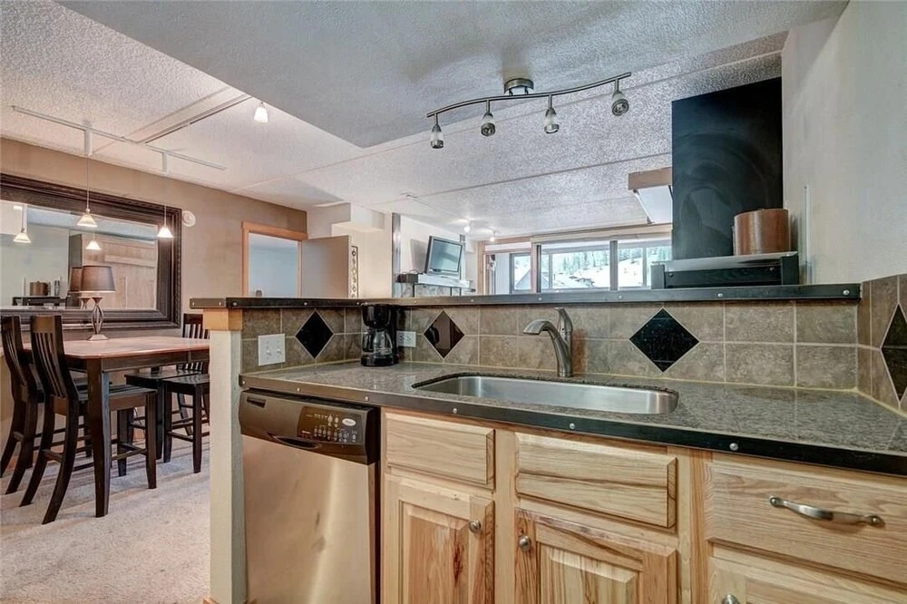 Village square large 1 bedroom. Center Village Copper Mountain Hot tub, Parking, walk to slopes