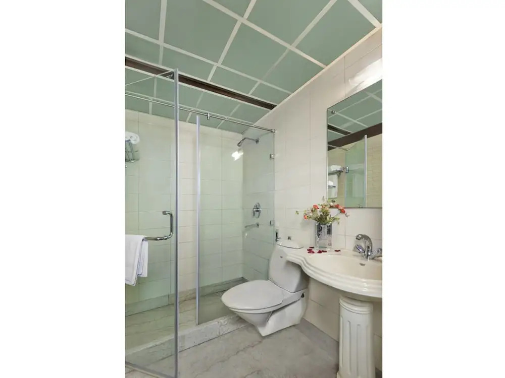 Edition O 30065 Regale Inn