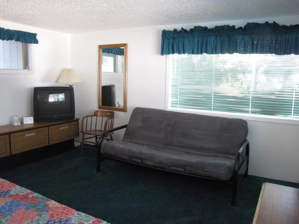 Bridge Bay Lodge at Shasta Lake