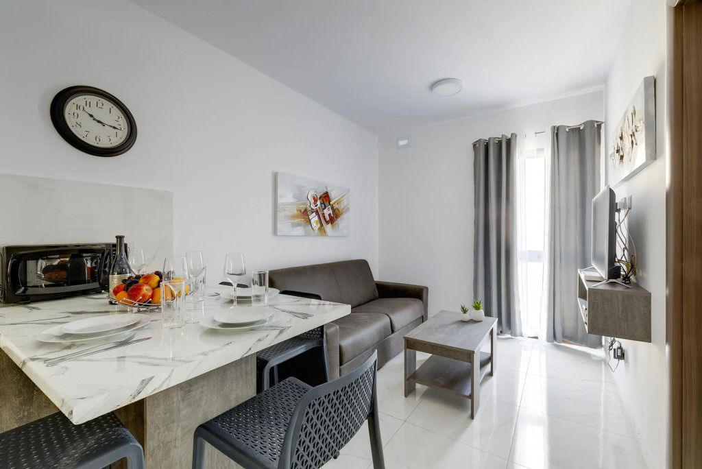 Chic 2BR Penthouse Steps From the Promenade