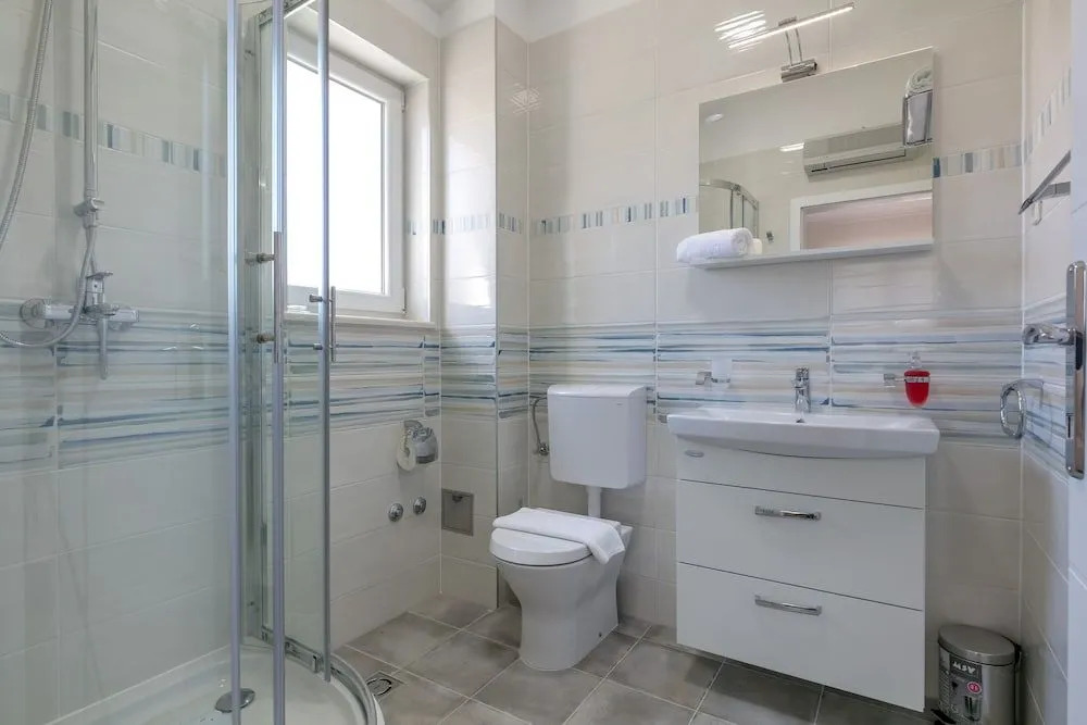 Villa Makarac - Heated Pool, Beach 140m & Kids Playground I Brač