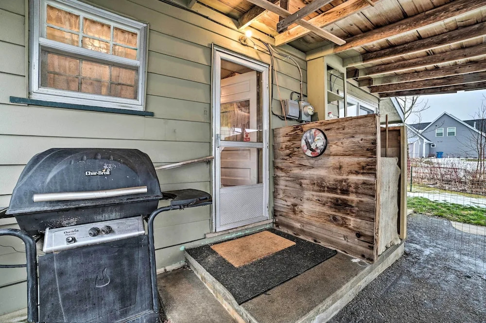Cozy & Rustic Cottage With Houghton Lake Access!