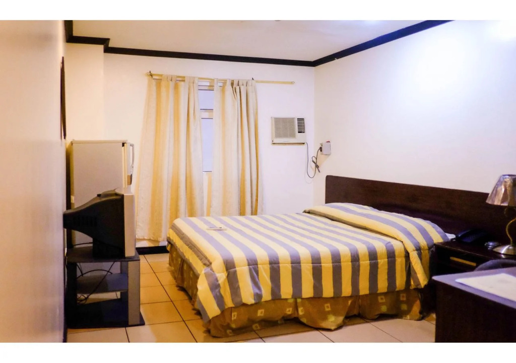 Crowne Garden Hotel
