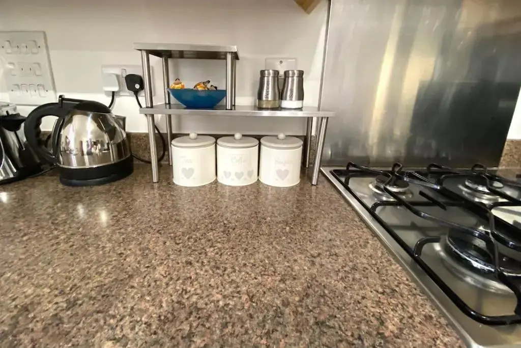 Modern & Stylish 2 Bedroom Apartment! - Ground Floor - FREE Parking for 2 Cars - Netflix - Disney Plus - Sky Sports - 1 Gigabit Internet Service - Newly decorated - Sleeps up to 4! - Close to Bournemouth Train Station