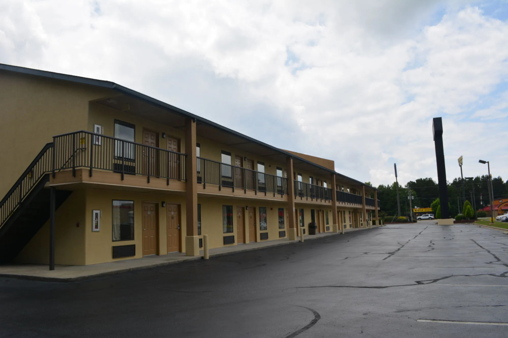 Deluxe Inn - Fayetteville I-95