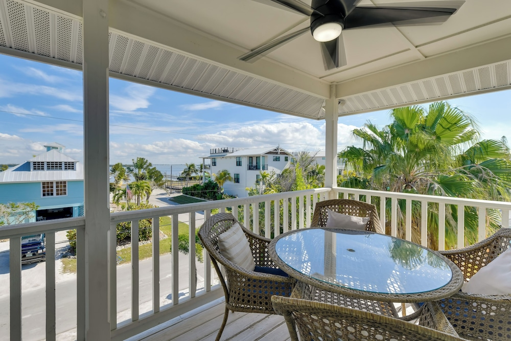 Steps to Ocean & Bay: Bradenton Beach Townhome!
