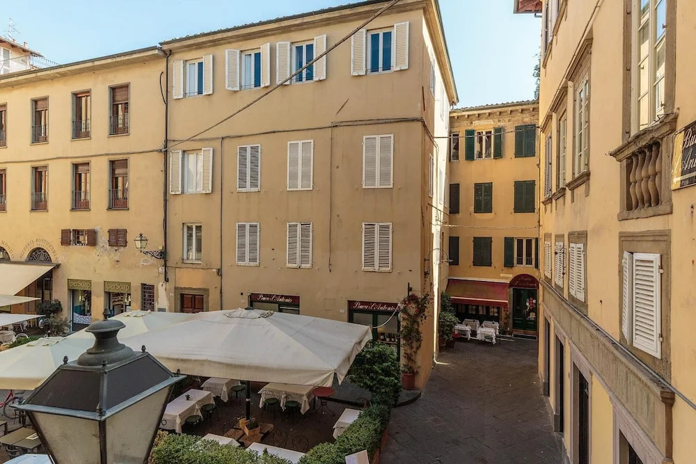 Casa Arias in Lucca With 2 Bedrooms and 1 Bathrooms