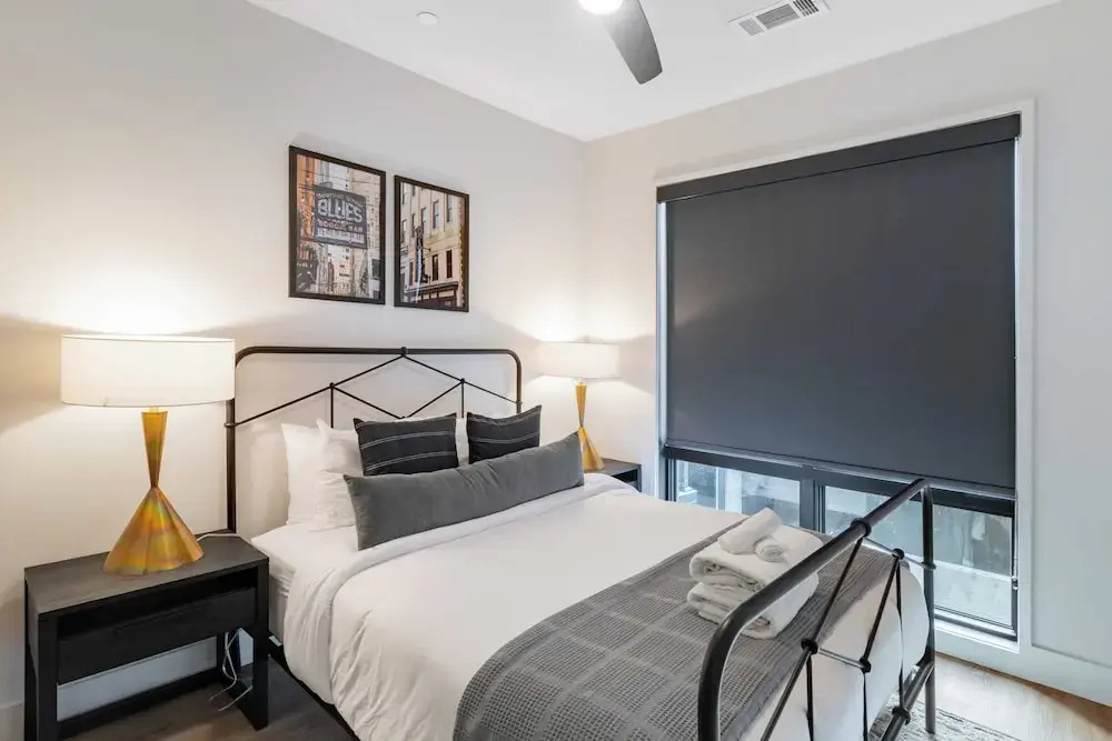 Sleeps 42 7 Modern Midtown Apartments w/ Gym + Pool Walkable to Shops & Eats