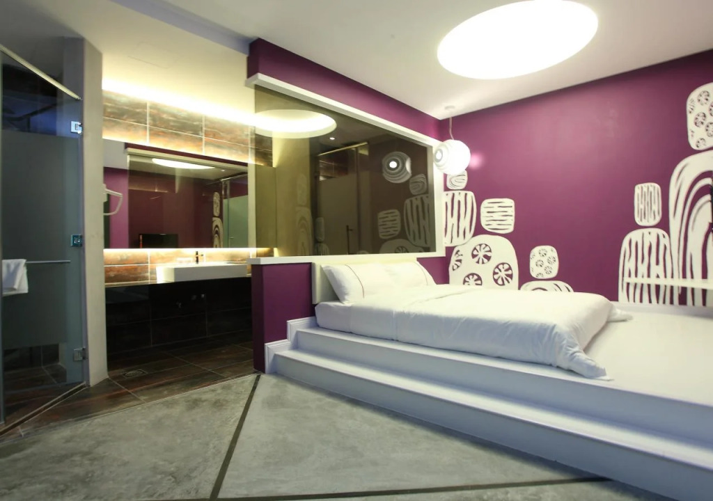 J Hotel