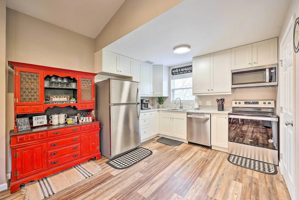Eureka Springs Area Home w/ Porch, Grill