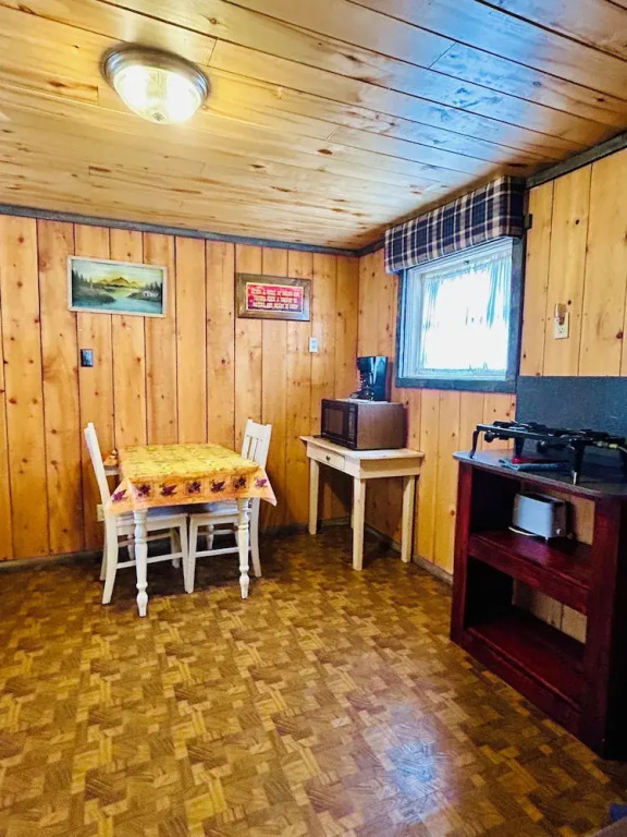 Moores Old Pine Inn