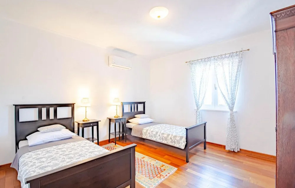 Beach Front Home In Zrnovo