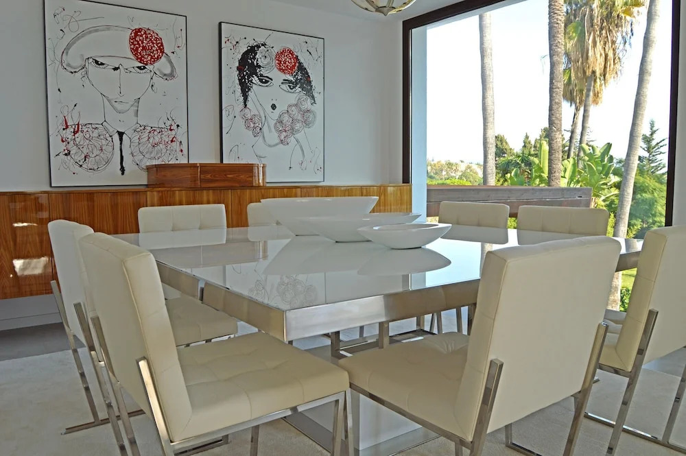 Contemporary Villa 5 bedrooms, huge plot, private pool, short distance beach