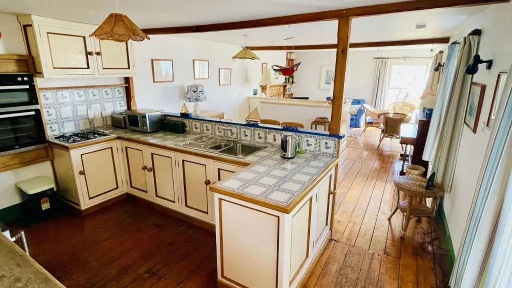 6 and 7 School Steps - Stunning views, private garden and parking