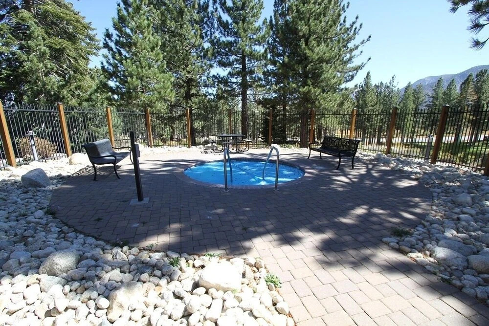 Solstice 18 Beautiful and Modern, Private Washer Dryer, Close to Eagle Lodge by RedAwning
