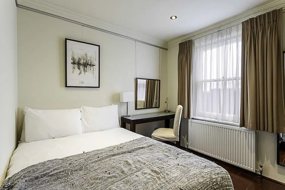 Cosy Kensington Two Bedroom Flat