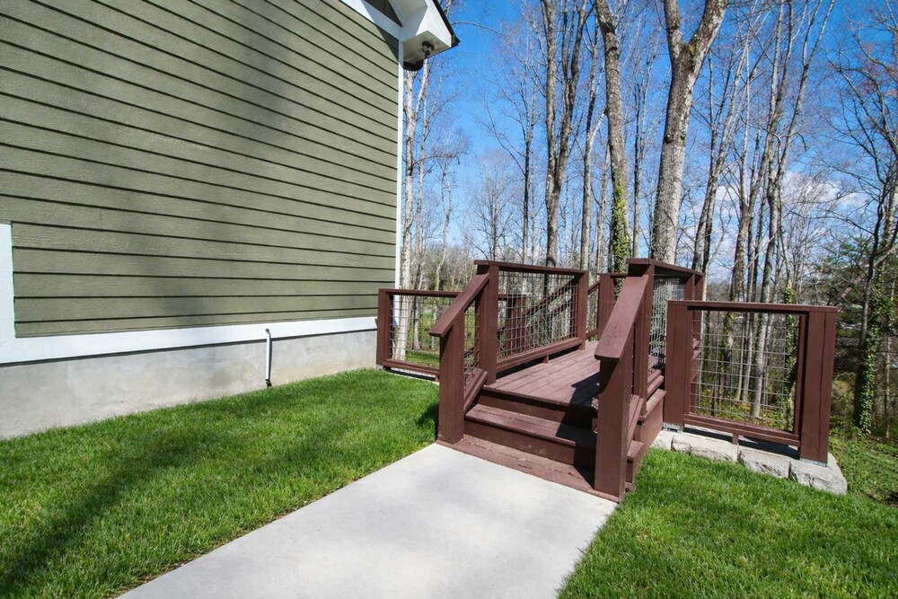 Lower Level Retreat w Free Tix Private Cozy